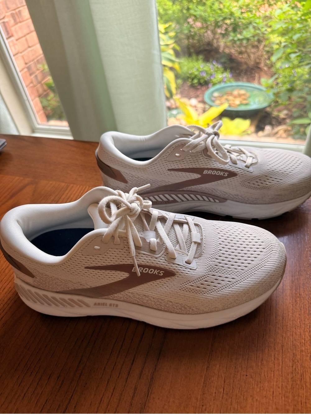 Brooks Women's Arial GTS 24- Like NEW! Size 11.5 medium width.
